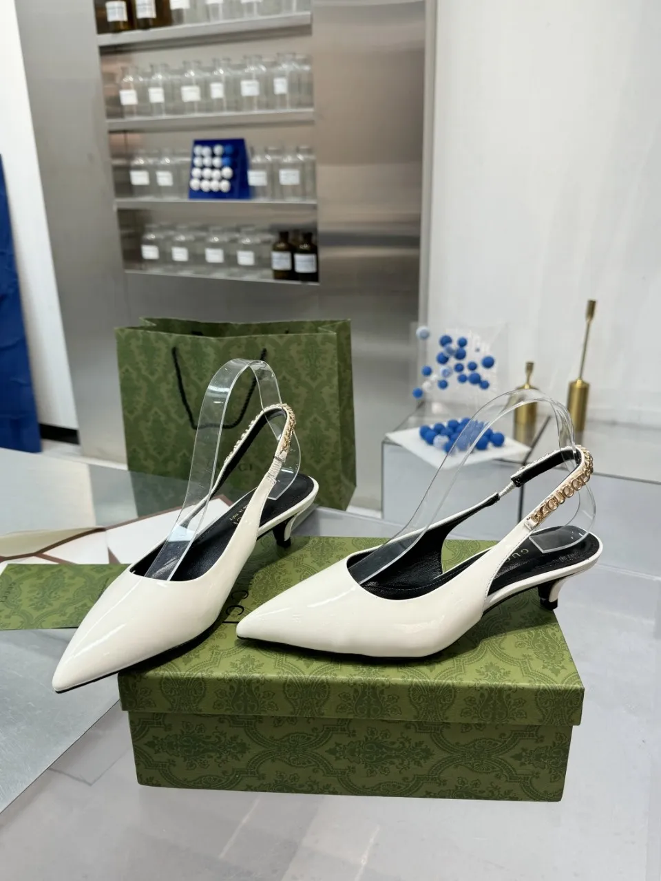 👟👟Ex-factory price 440👟👟 (genuine leather sole +40) Gucci Signoria pumps are named after the central square of Florence, recreating the classic and elegant style of the birthplace of the brand. Combining shiny patent leather with a pointed toe, these shoes are embellished with Gucci's signature chain, adding a stylish edge to your new season wardrobe. Upper: Made of first-layer imported patent cowhide/sheepskin lining. Outsole: rubber non-slip outsole/genuine leather outsole. Size: 35-42 (34/41 42 customized, non-refundable)